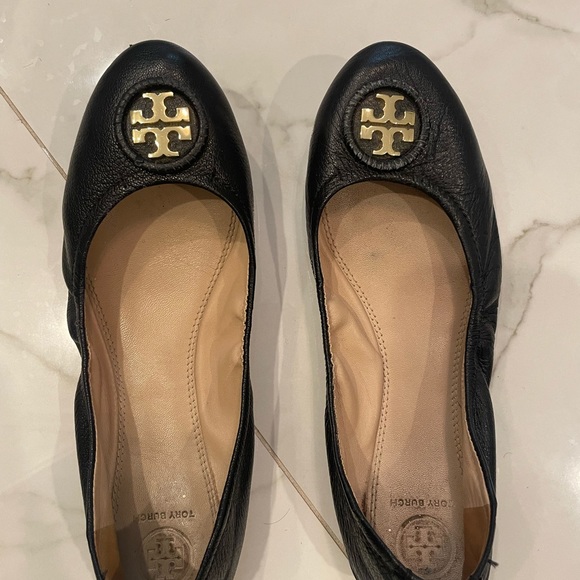 Pre-owned. Tory Burch black leather ballet flats. Size 8.5 - Picture 2 of 5